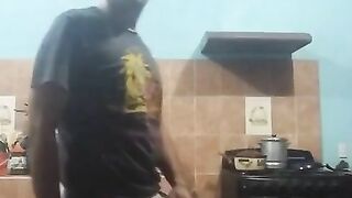 VERGA PARADA BAJO LA ROPA Y ME LA SACO PARA VENiRME (SALGO COMPLETO