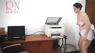 BEST-SELLER! The secretary scans boobs and pussy on the MFP in the office! 