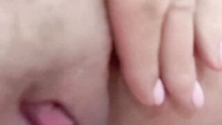 Я писаю на его твёрдый член и получаю сперму на живот